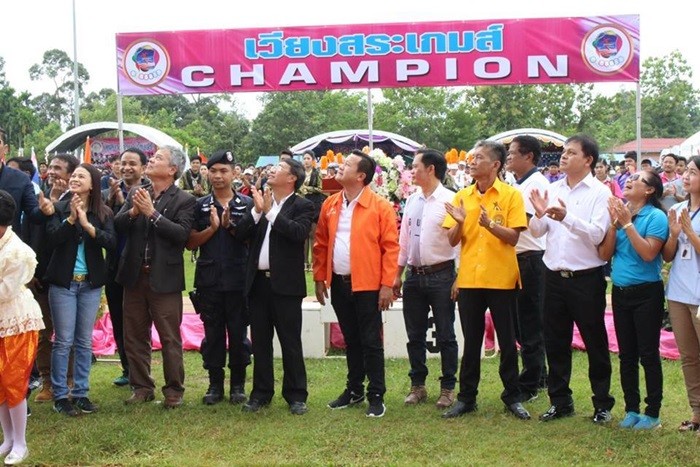 พิธีเปิดการแข่งขันกรีฑานักเรียน นักศึกษา และประชาชน อำเวียงสระ ประจำปี 2560 ณ สนามกีฬาเทศบาลตำบลเวียงสระ