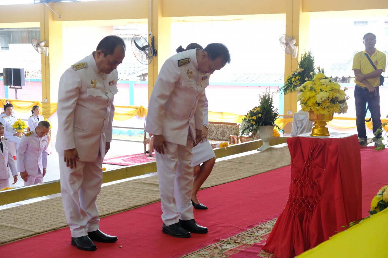 พิธีวางพานพุ่มดอกไม้ถวายราชสักการะ เนื่องในวันคล้ายวันพระบรมราชสมภพพระบาทสมเด็จพระบรมชนกาธิเบศร มหาภูมิพลอดุลยเดชมหาราช บรมนาถบพิตร วันชาติ และวันพ่อแห่งชาติ 5 ธันวาคม 2567 ณ หอประชุมโรงเรียนบ้านหัวสะพาน มิตรภาพที่ 217